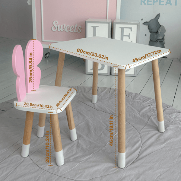 Ein weißer rechteckiger Tisch und ein rosa Kinderstuhl mit einem Schmetterlingsbild – Bild 4
