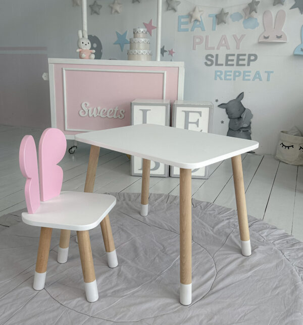 Ein weißer rechteckiger Tisch und ein rosa Kinderstuhl mit einem Schmetterlingsbild – Bild 3