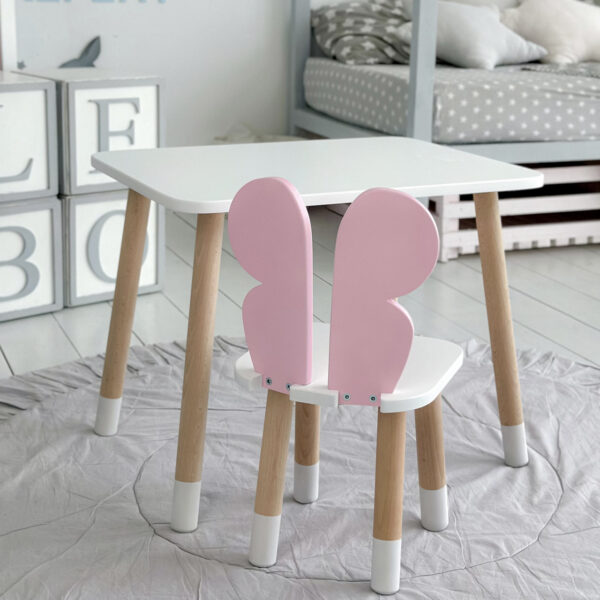 Ein weißer rechteckiger Tisch und ein rosa Kinderstuhl mit einem Schmetterlingsbild – Bild 2
