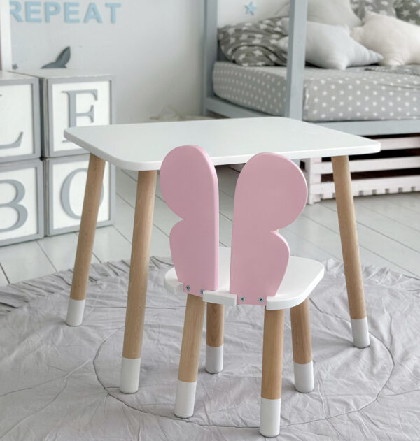 Ein weißer rechteckiger Tisch und ein rosa Kinderstuhl mit einem Schmetterlingsbild – Bild 4