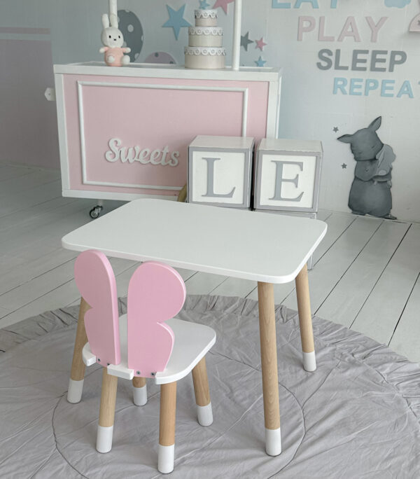 Ein weißer rechteckiger Tisch und ein rosa Kinderstuhl mit einem Schmetterlingsbild – Bild 6