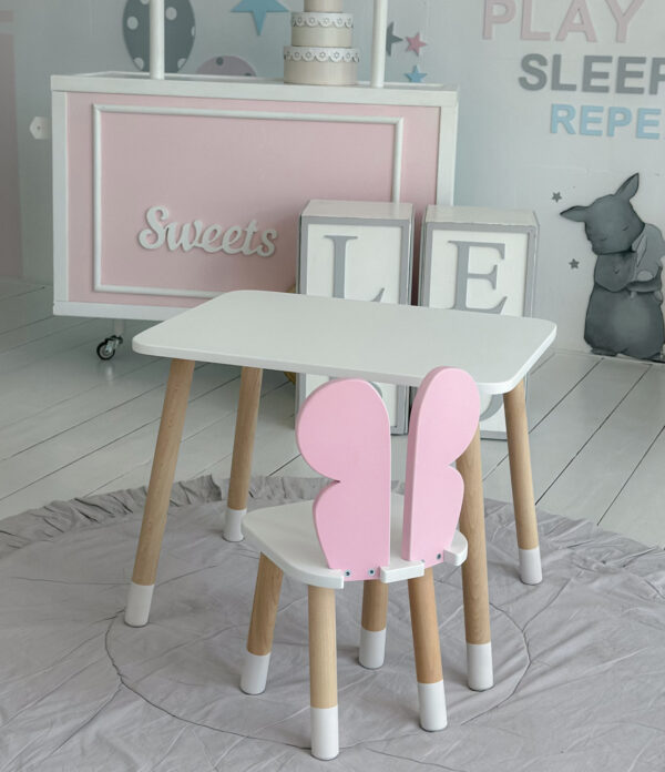 Ein weißer rechteckiger Tisch und ein rosa Kinderstuhl mit einem Schmetterlingsbild – Bild 7