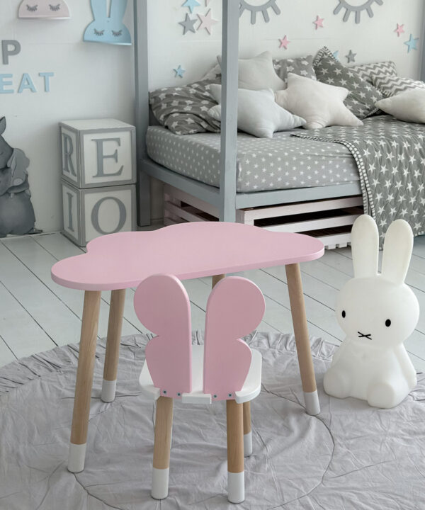 Kindertisch in Form einer Wolke und rosa Stuhl in Form eines Schmetterlings mit weißer Sitzfläche – Bild 11