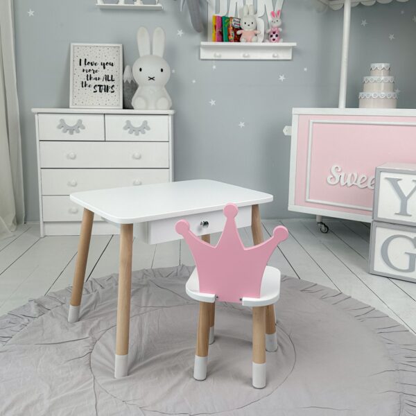 Ein weißer rechteckiger Tisch zum Essen, Lernen und Spielen und ein weißer Kinderstuhl in Teddybärform – Bild 10