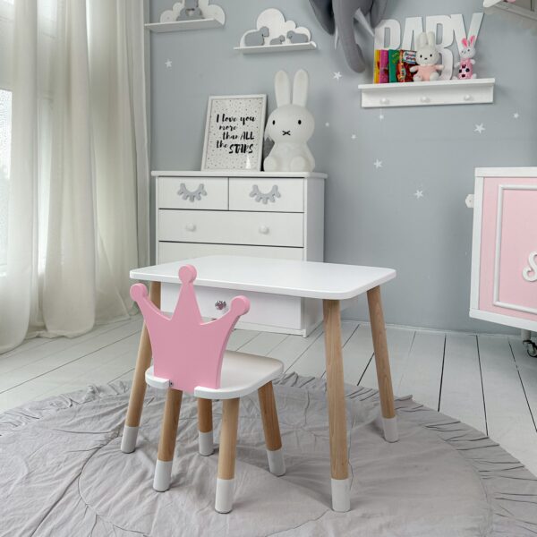 Ein weißer rechteckiger Tisch zum Essen, Lernen und Spielen und ein weißer Kinderstuhl in Teddybärform – Bild 8