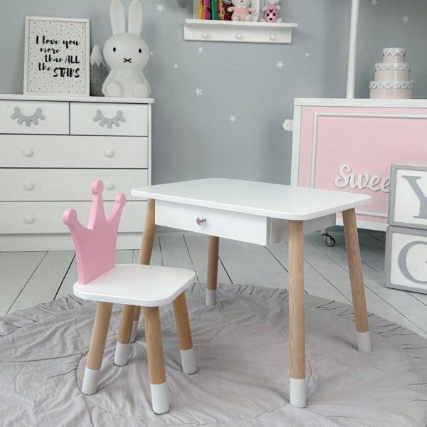 Ein weißer rechteckiger Tisch zum Essen, Lernen und Spielen und ein weißer Kinderstuhl in Teddybärform – Bild 9