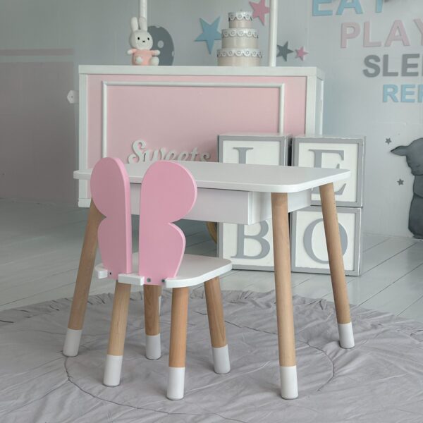 Weißer Kindertisch mit Schublade und weißer Stuhl in Form eines Häschens mit rosa Rückenlehne – Bild 9