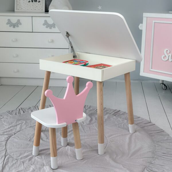 Weißer Kindertisch mit klappbarer Tischplatte und weißer Stuhl in Kronenform mit lilafarbener Rückenlehne – Bild 9