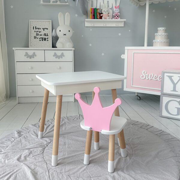 Weißer Kindertisch mit klappbarer Tischplatte und weißer Stuhl in Kronenform mit lilafarbener Rückenlehne – Bild 8
