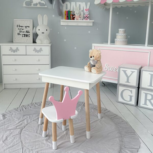 Weißer Kindertisch mit klappbarer Tischplatte und weißer Stuhl in Kronenform mit lilafarbener Rückenlehne – Bild 7