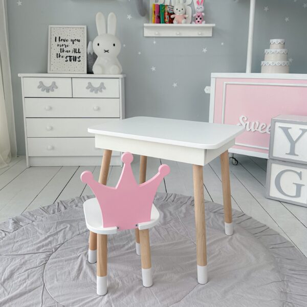 Weißer Kindertisch mit klappbarer Tischplatte und weißer Stuhl in Kronenform mit lilafarbener Rückenlehne – Bild 11