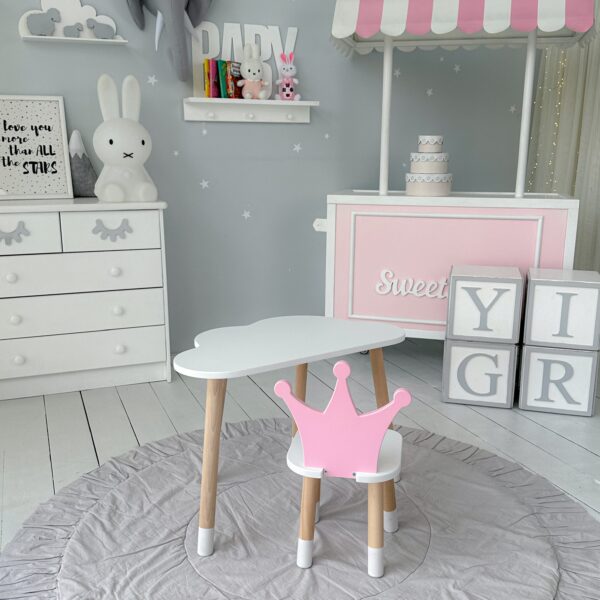 Weißer Kindertisch in Wolkenform und rosa Stuhl in Form einer Krone – Bild 7