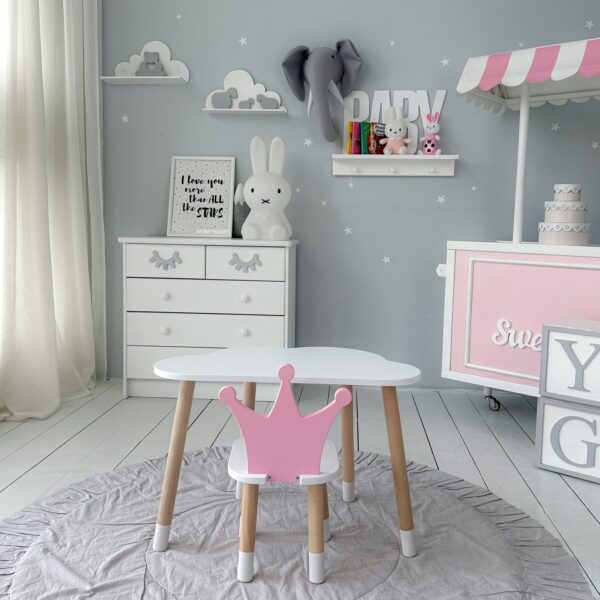 Weißer Kindertisch in Wolkenform und rosa Stuhl in Form einer Krone – Bild 9