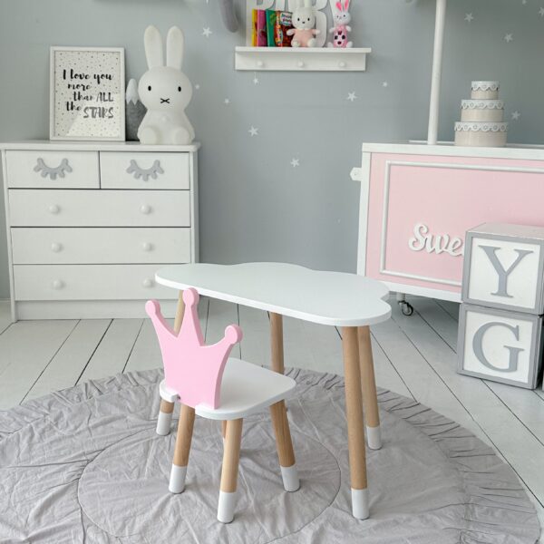 Weißer Kindertisch in Wolkenform und rosa Stuhl in Form einer Krone – Bild 8