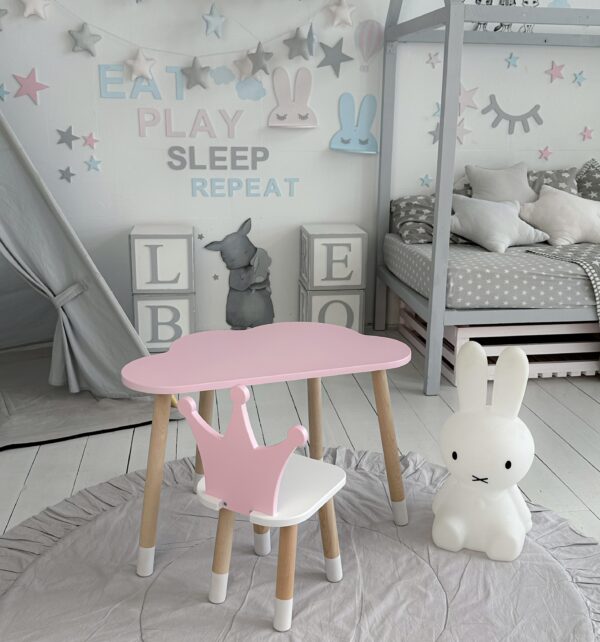 Kindertisch in Wolkenform und rosa Stuhl in Kronenform mit weißem Sitz – Bild 6