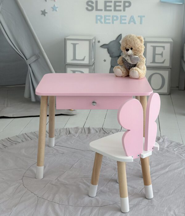 Rosa Kindertisch mit Schublade und rosa Stuhl in Schmetterlingsform