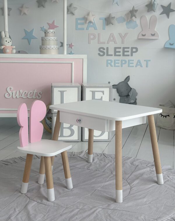 Weißer Kindertisch mit Schublade und weißer Stuhl in Form eines Häschens mit rosa Rückenlehne – Bild 3