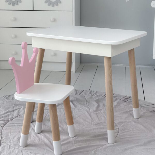 Weißer Kindertisch mit klappbarer Tischplatte und weißer Stuhl in Kronenform mit lilafarbener Rückenlehne – Bild 4