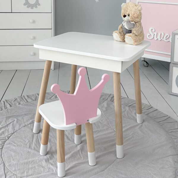 Weißer Kindertisch mit klappbarer Tischplatte und weißer Stuhl in Kronenform mit lilafarbener Rückenlehne – Bild 2