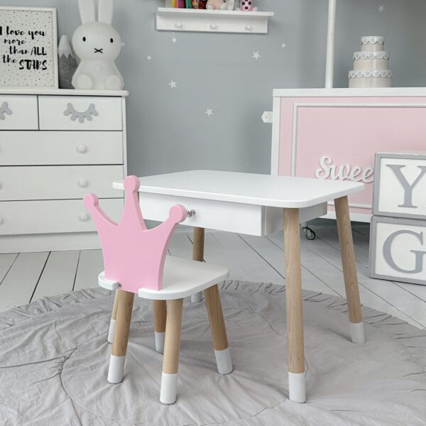 Ein weißer rechteckiger Tisch zum Essen, Lernen und Spielen und ein weißer Kinderstuhl in Teddybärform – Bild 3
