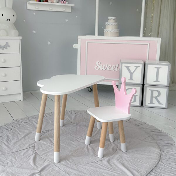 Weißer Kindertisch in Wolkenform und rosa Stuhl in Form einer Krone – Bild 6