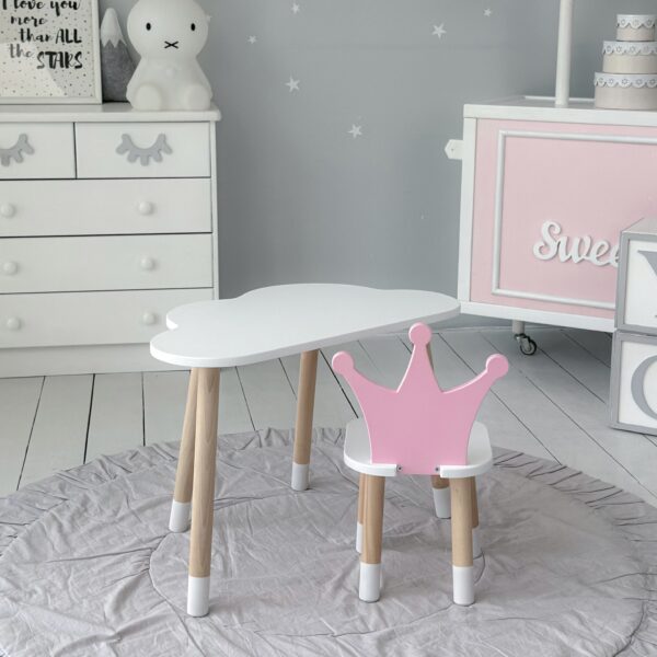 Weißer Kindertisch in Wolkenform und rosa Stuhl in Form einer Krone – Bild 5