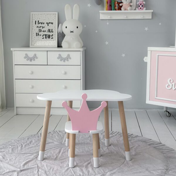 Weißer Kindertisch in Wolkenform und rosa Stuhl in Form einer Krone – Bild 3