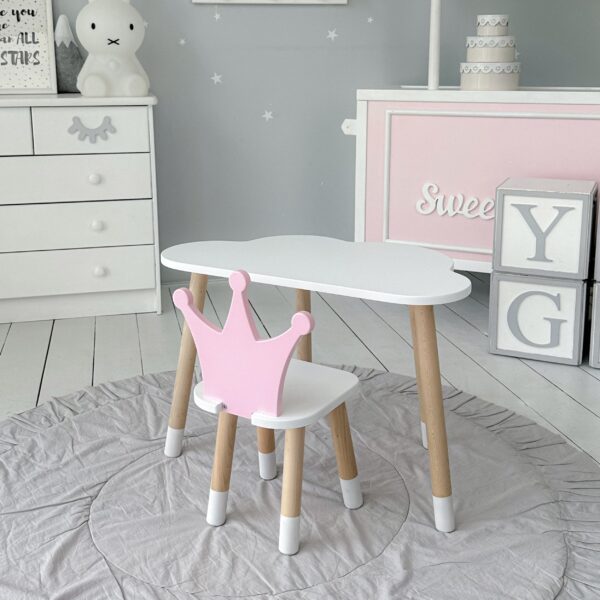 Weißer Kindertisch in Wolkenform und rosa Stuhl in Form einer Krone – Bild 2
