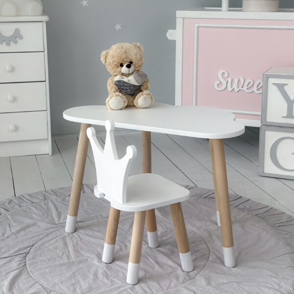 Weißer Kindertisch in Wolkenform und weißer Stuhl in Kronenform – Bild 11