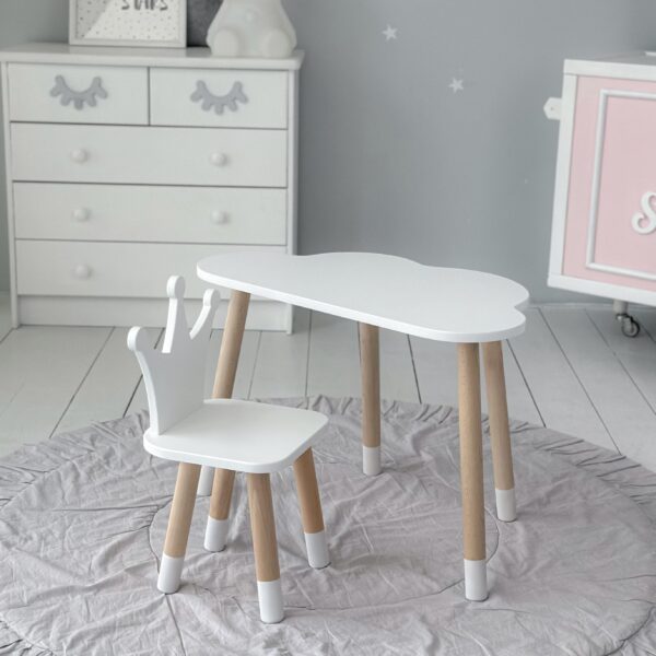 Weißer Kindertisch in Wolkenform und weißer Stuhl in Kronenform – Bild 7