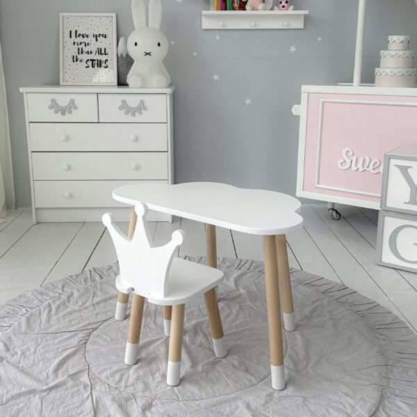 Weißer Kindertisch in Wolkenform und weißer Stuhl in Kronenform – Bild 5