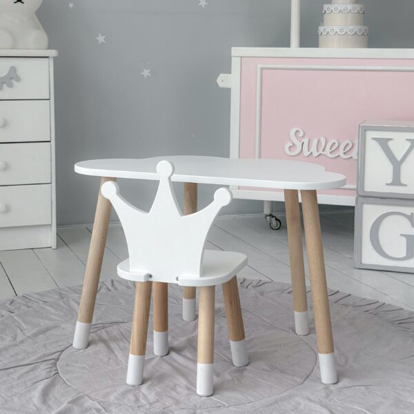 Weißer Kindertisch in Wolkenform und weißer Stuhl in Kronenform – Bild 3
