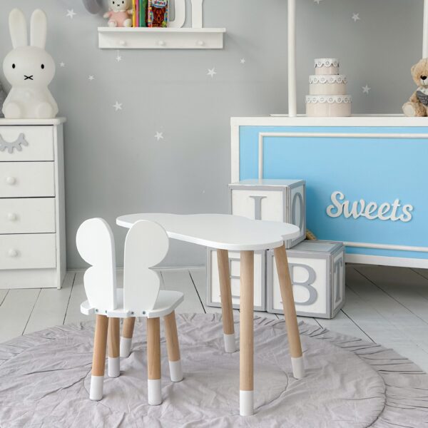 Kindertisch in Wolkenform und weißer Stuhl in Schmetterlingsform – Bild 5