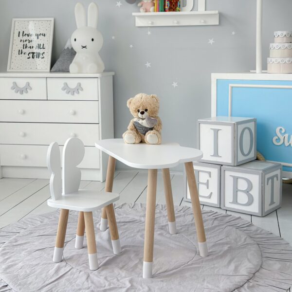 Kindertisch in Wolkenform und weißer Stuhl in Schmetterlingsform – Bild 7