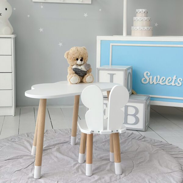 Kindertisch in Wolkenform und weißer Stuhl in Schmetterlingsform – Bild 9
