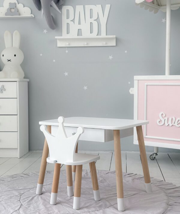 Weißer Kindertisch mit Schublade und weißem Stuhl in Form einer Krone – Bild 9