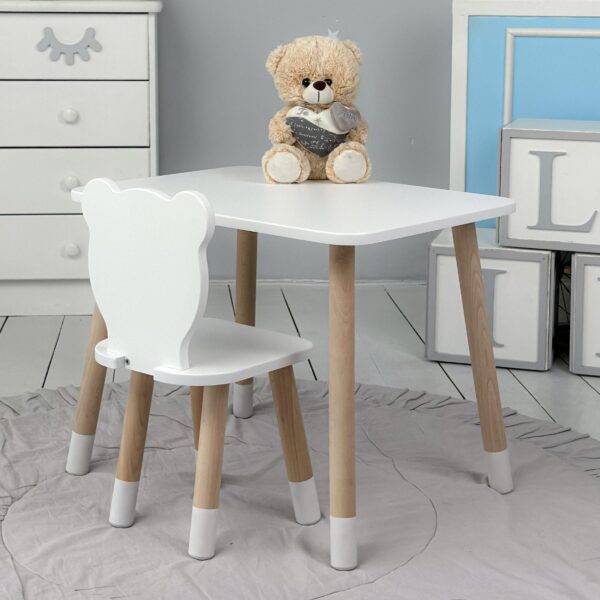 Ein weißer rechteckiger Tisch zum Essen, Lernen und Spielen und ein weißer Kinderstuhl in Teddybärform – Bild 9