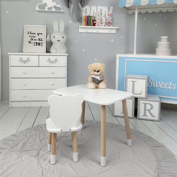 Ein weißer rechteckiger Tisch zum Essen, Lernen und Spielen und ein weißer Kinderstuhl in Teddybärform – Bild 11