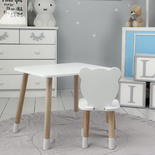 Ein weißer rechteckiger Tisch zum Essen, Lernen und Spielen und ein weißer Kinderstuhl in Teddybärform – Bild 4