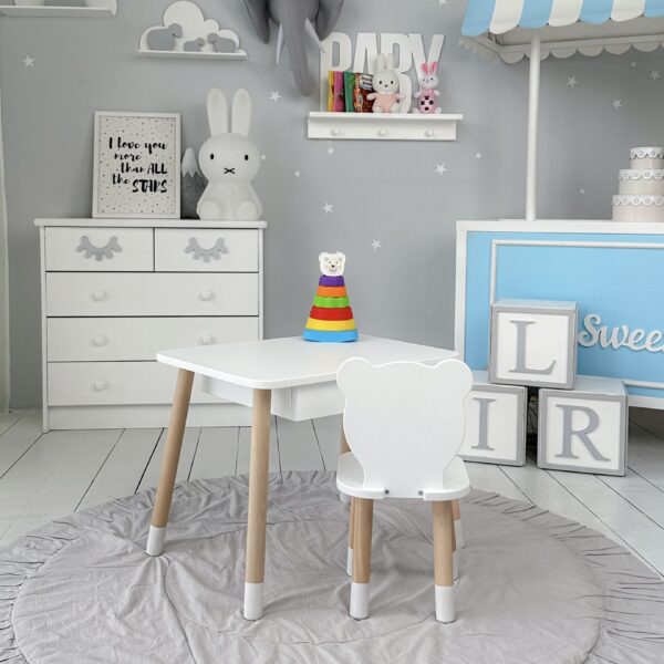 Weißer Kindertisch mit Schublade und weißem Teddybärstuhl – Bild 10