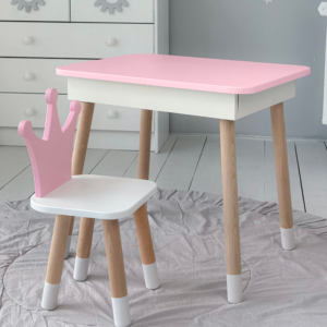 Rosa Kindertisch mit ausklappbarer Tischplatte und einem Stuhl in Form einer Krone