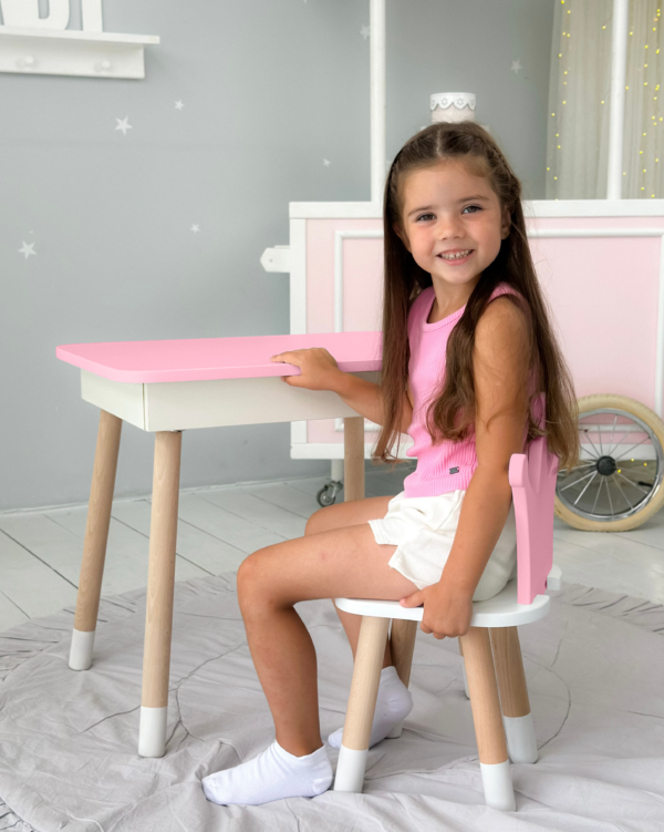 Rosa Kindertisch mit ausklappbarer Tischplatte und einem Stuhl in Form einer Krone – Bild 4