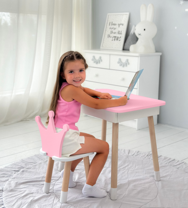 Rosa Kindertisch mit ausklappbarer Tischplatte und einem Stuhl in Form einer Krone – Bild 8