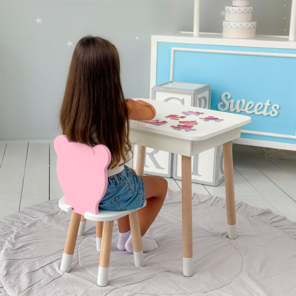 Weißer Kindertisch mit klappbarer Tischplatte und rosa Stühlchen in Bärenform – Bild 4