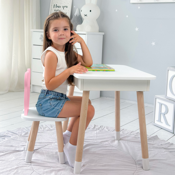 Weißer Kindertisch mit klappbarer Tischplatte und rosa Stühlchen in Bärenform – Bild 6