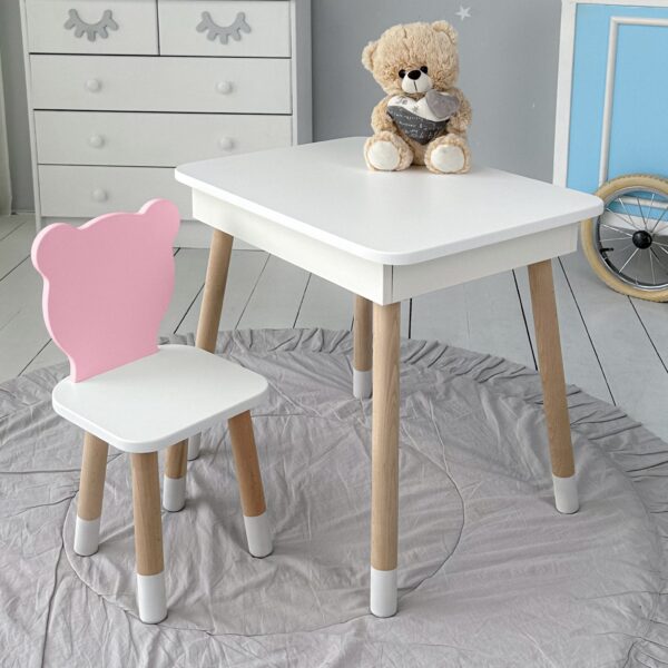 Weißer Kindertisch mit klappbarer Tischplatte und rosa Stühlchen in Bärenform