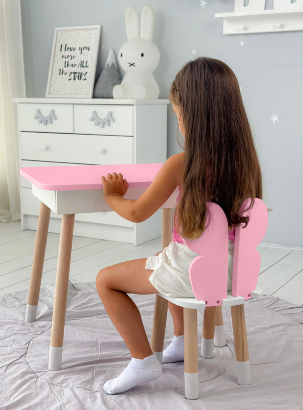 Rosa Kindertisch mit absenkbarer Tischplatte und Schmetterlingsstuhl mit rosa Rückenlehne.          Запитати ChatGPT – Bild 6